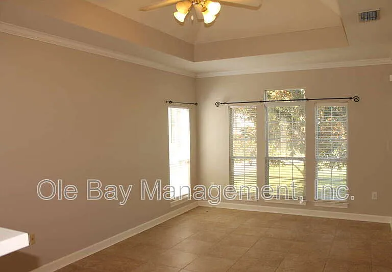 1005 Pinemont Dr — Photo 3
