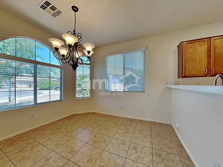 7225 S 73rd Dr — Photo 5