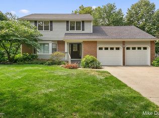 2922 Meadowbrook Dr SE, Grand Rapids, MI 49546