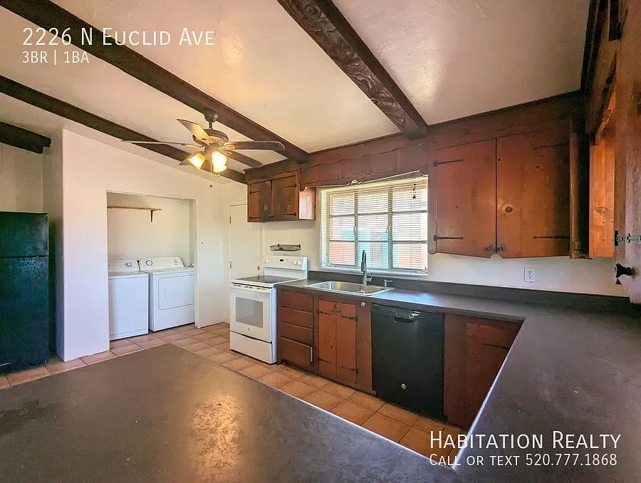 1/2 off 1st Month's Rent Pleasant 3Bed/1Bath + Office/Den, Jefferson Park Home with a Large Backy... — Photo 4