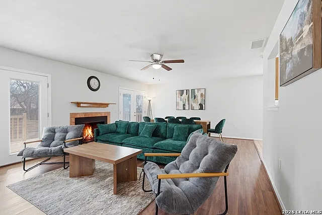 3 bed, 2.0 bath, 1297 sqft, $1,800 — Photo 3