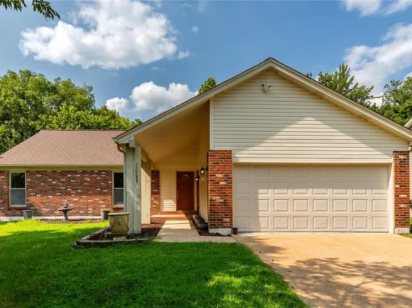 12289 Autumn Hill Dr, Maryland Heights, MO 63043