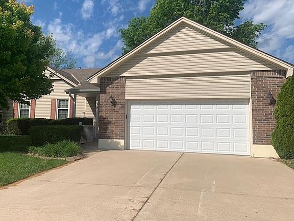 2nd image of 689 NE Clubhouse Dr