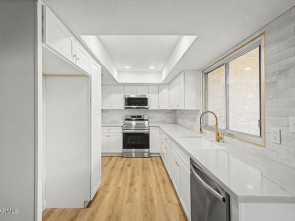 3rd image of 1709 W STELLA Lane