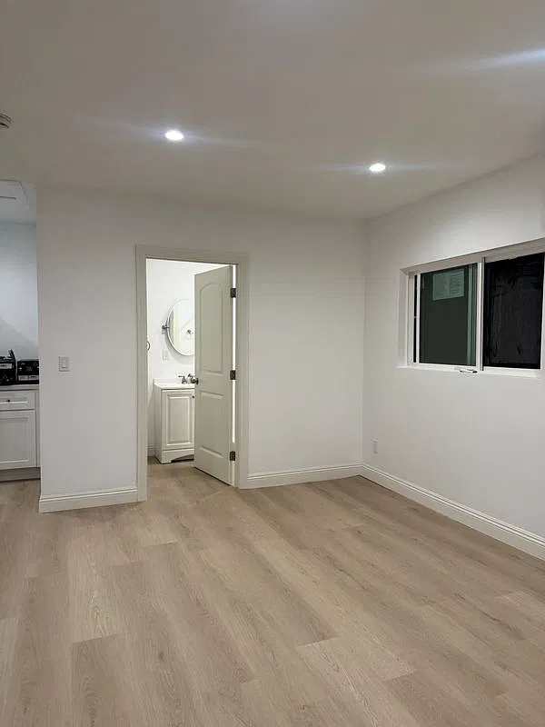 Studio, 1.0 bath, 370 sqft, $1,650 — Photo 2