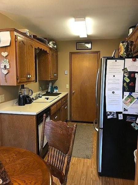 Comes with a white refrigerator, the one featured belongs to