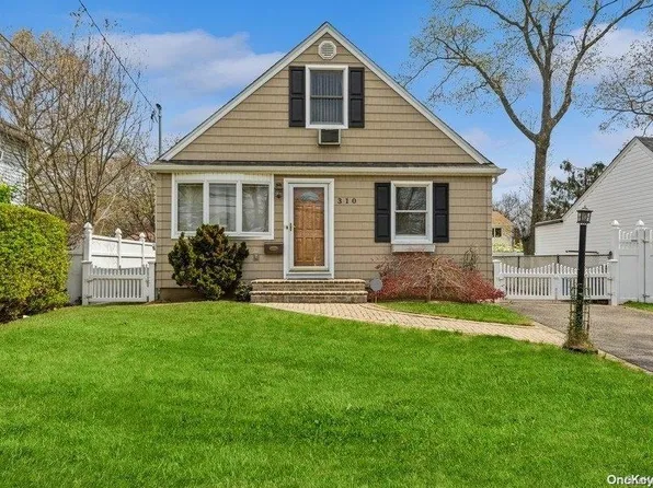 310 Deauville Boulevard, Copiague, NY 11726