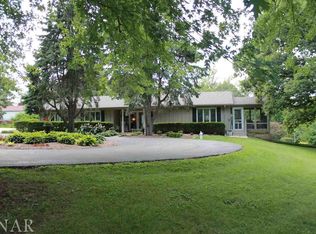 19492 Valley Trail Rd, Bloomington, IL 61705