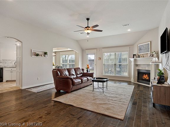 2nd image of 5612 Thomas Rd