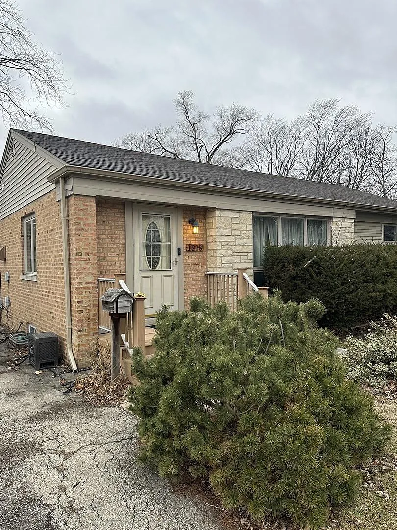 1218 N Hickory Ave photo 1