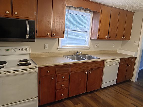 2nd image of 3130 Vestal Pl