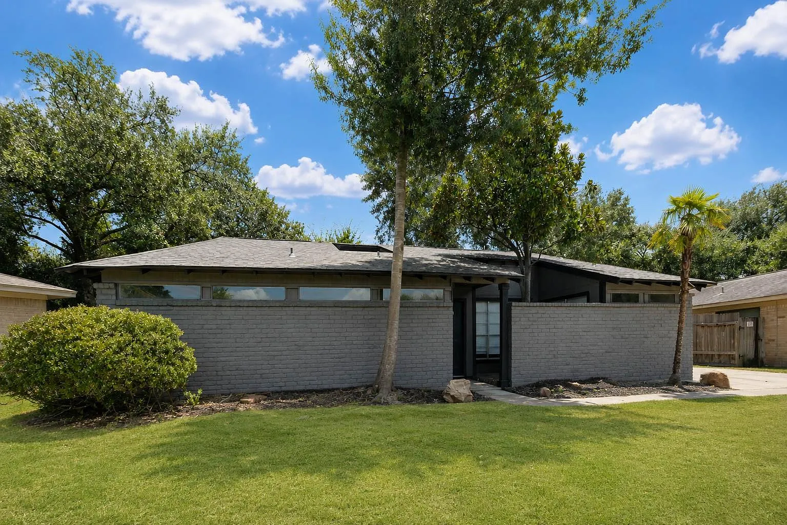 3 bed, 2.0 bath, 1815 sqft, $2,100 — Photo 3