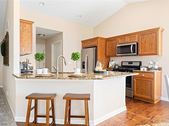 5th image of 8 Danbury Ct NW