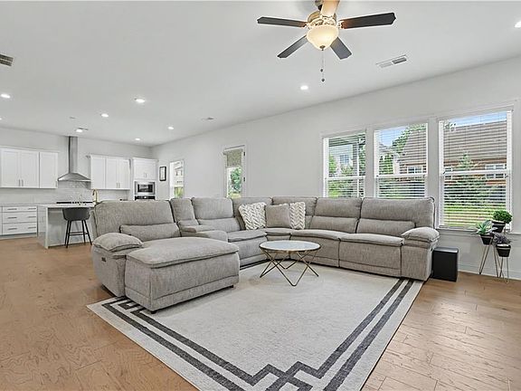 5th image of 2812 Girard Ln