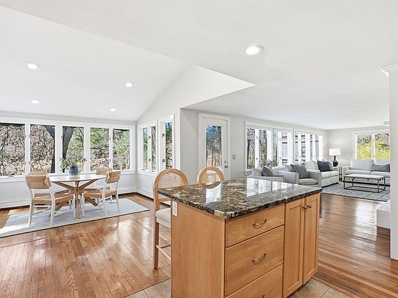 2nd image of 512 Spring St