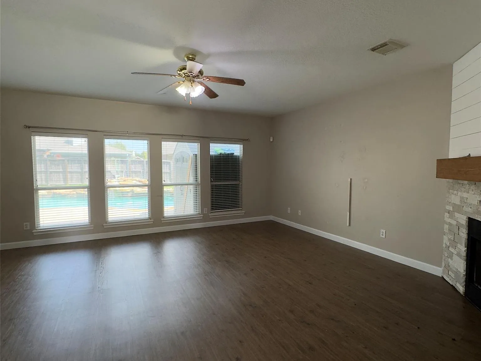 4 bed, 2.5 bath, 2864 sqft, $3,100 — Photo 4