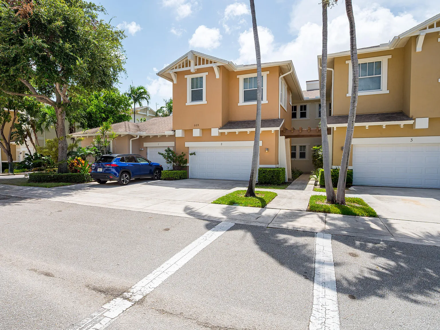 3 bed, 2.5 bath, 2335 sqft, $3,875 — Photo 2