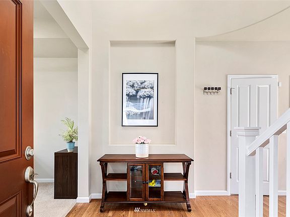 Gorgeous vaulted ceilings in the entry way. 