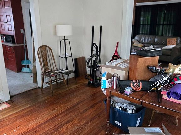 5th image of 907 Delia Ave