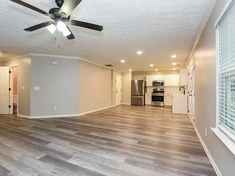 124 Drury Ln — Photo 6