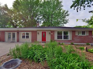 105 Lavernal Dr, Fenton, MO 63026