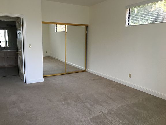 5th image of 916 Meadowsweet Dr