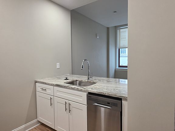 5th image of 1420-22 Chestnut St #704