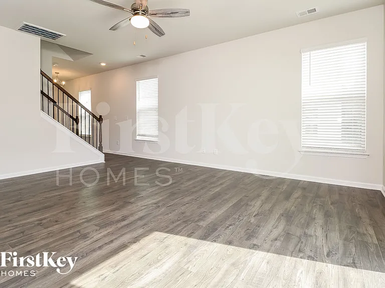 212 Ashborne Ln — Photo 2