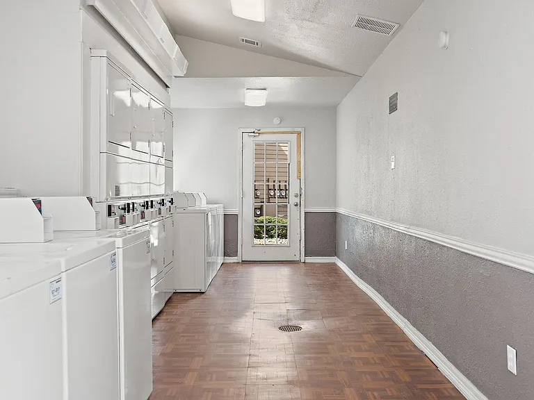 502 W Longspur Blvd — Photo 64