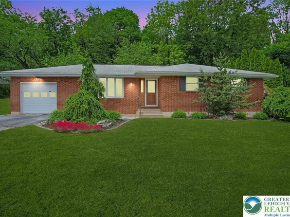 7320 W Hillcrest Ln, Slatington, PA 18080