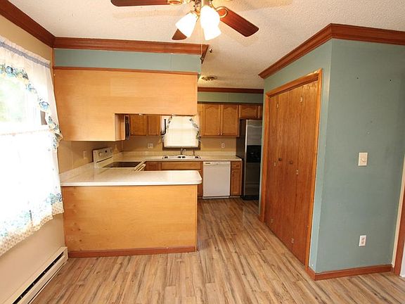 4th image of 117 E 5th St