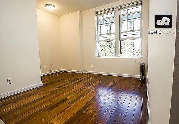 3rd image of 172 Waverly Pl APT 3A