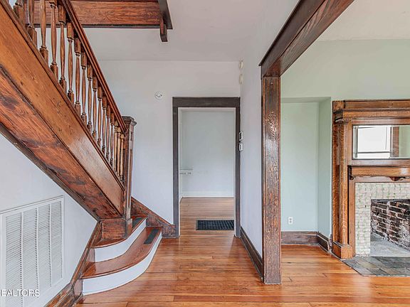 5th image of 631 Eleanor St