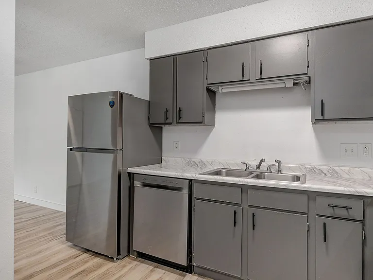 1221 S Park Ave #15 — Photo 1