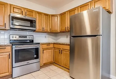 1005-1015 Lincoln Street - Lincoln Street Apartments - 1015 D2 — Photo 2
