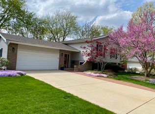 1994 Brentwood Ln E, Wheaton, IL
