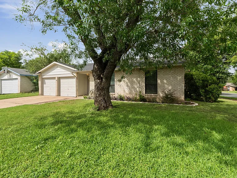 3009 Bushnell Dr — Photo 2