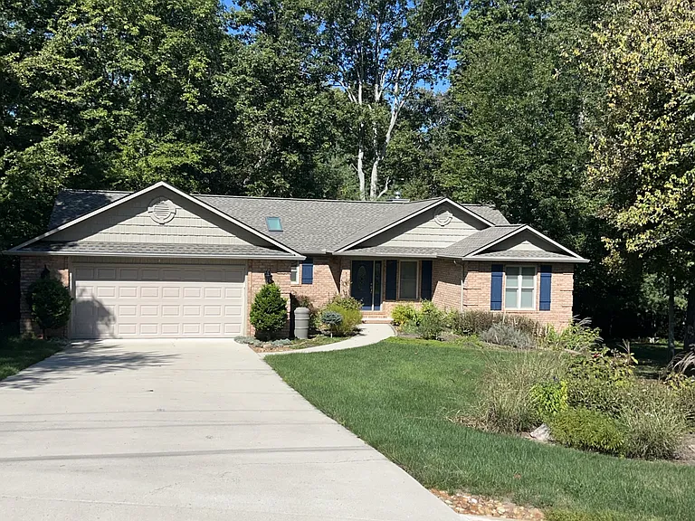 40 Brooks Ln — Photo 1