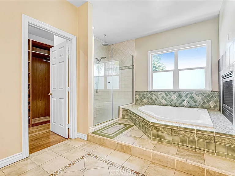 22450 Collins St — Photo 47