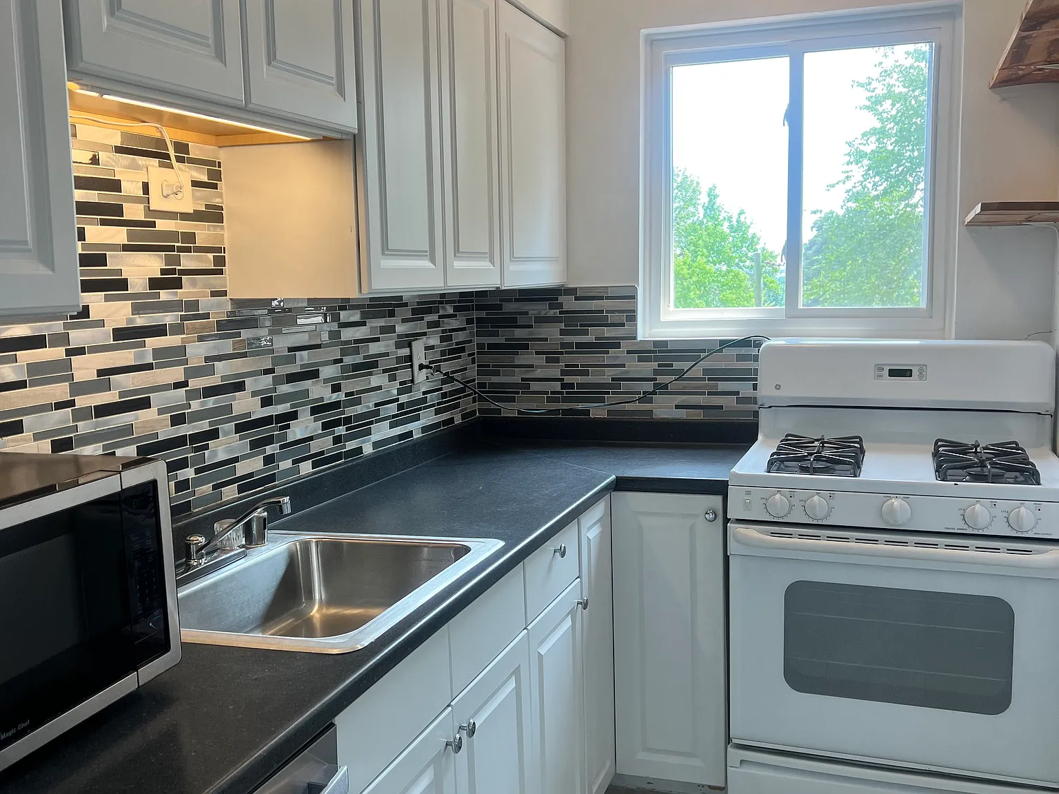 3 bed, 1000 sqft, $2,500 — Photo 3