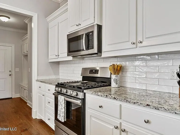 313 E Buttonwood Ln — Photo 15