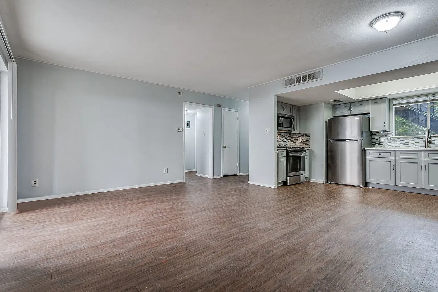 2 bed, 1000 sqft, $1,244 — Photo 3