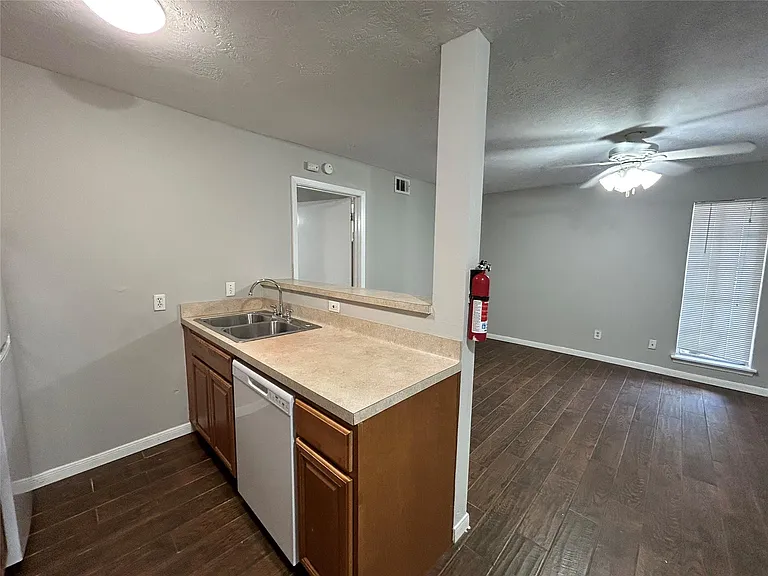 425 Emerson St #6 — Photo 5
