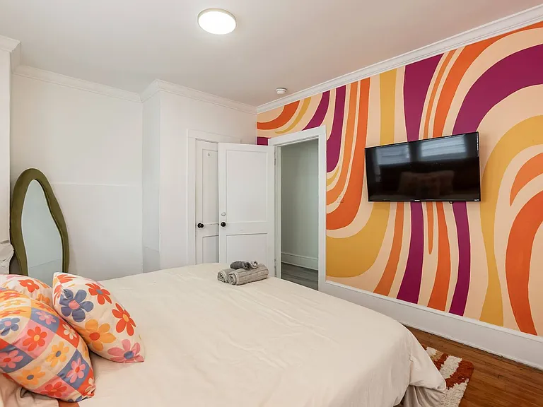 514 E Umstead St — Photo 12