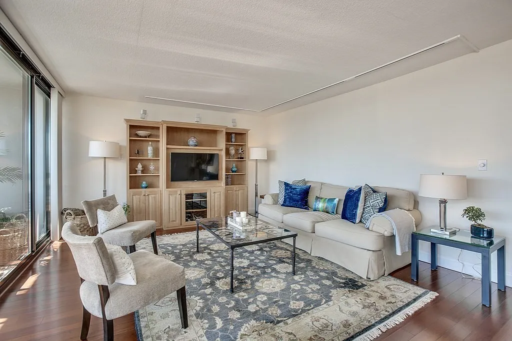 2 bed, 2.0 bath, 1255 sqft, $5,300 — Photo 2