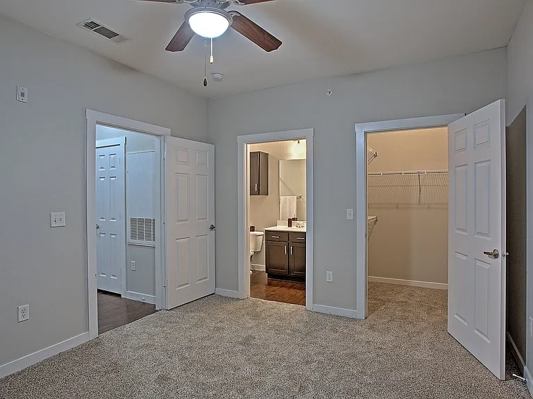 4000 Hulen Apartments — Photo 17