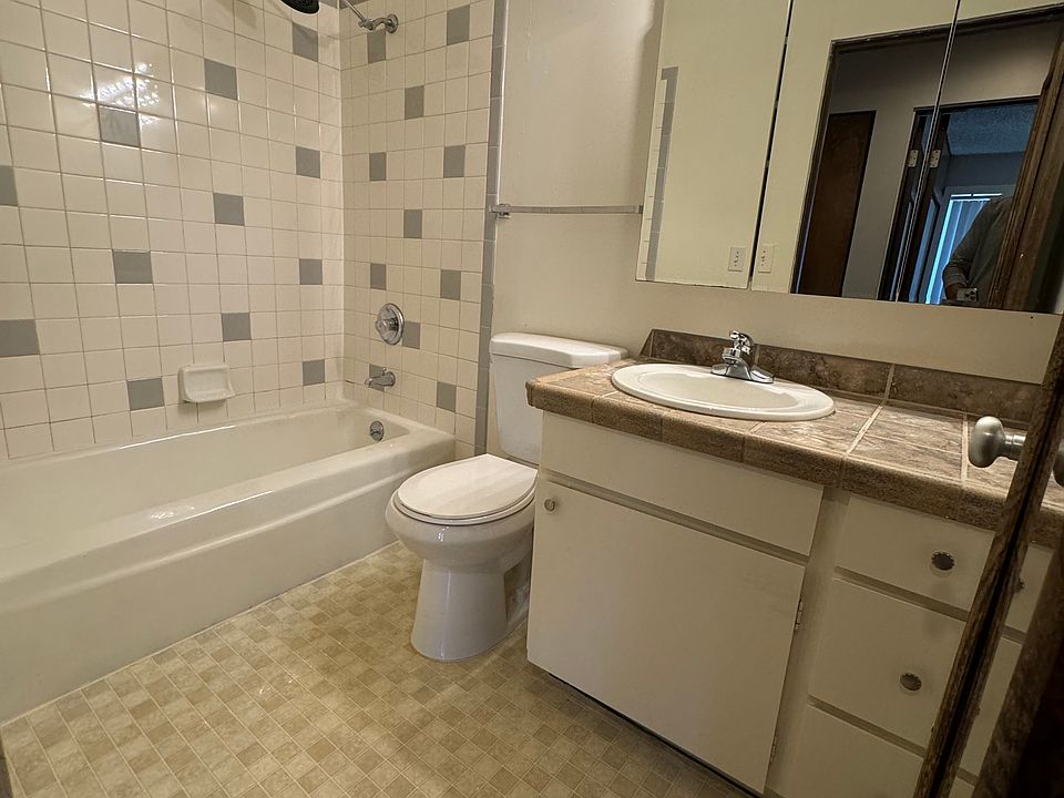 2nd image of 737 Belmont Pl E APT 303