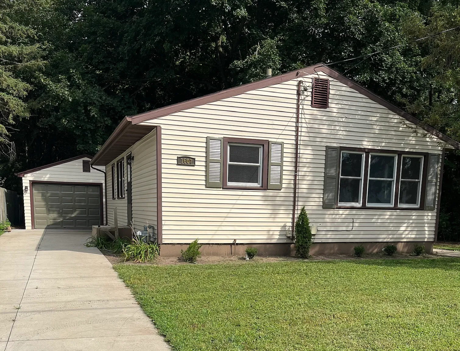 3 bed, 1.5 bath, 1025 sqft, $1,695 — Photo 1