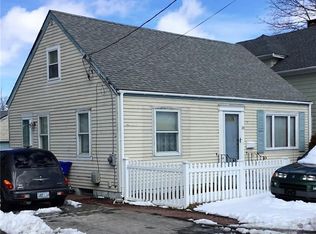 28 Dickens St, Pawtucket, RI 02861