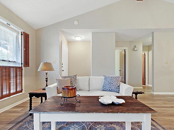 4th image of 426 Summit Circle Dr